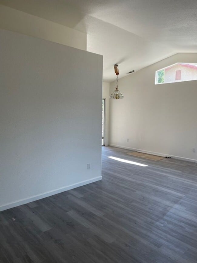 Building Photo - NEWLY INSTALLED FLOORING AND APPLIANCES