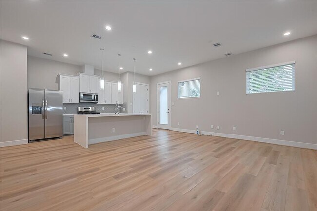 Foto del edificio - 8106 Esther Acres Ln