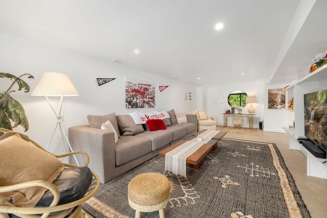 Building Photo - 1156 E Lakefront Dr