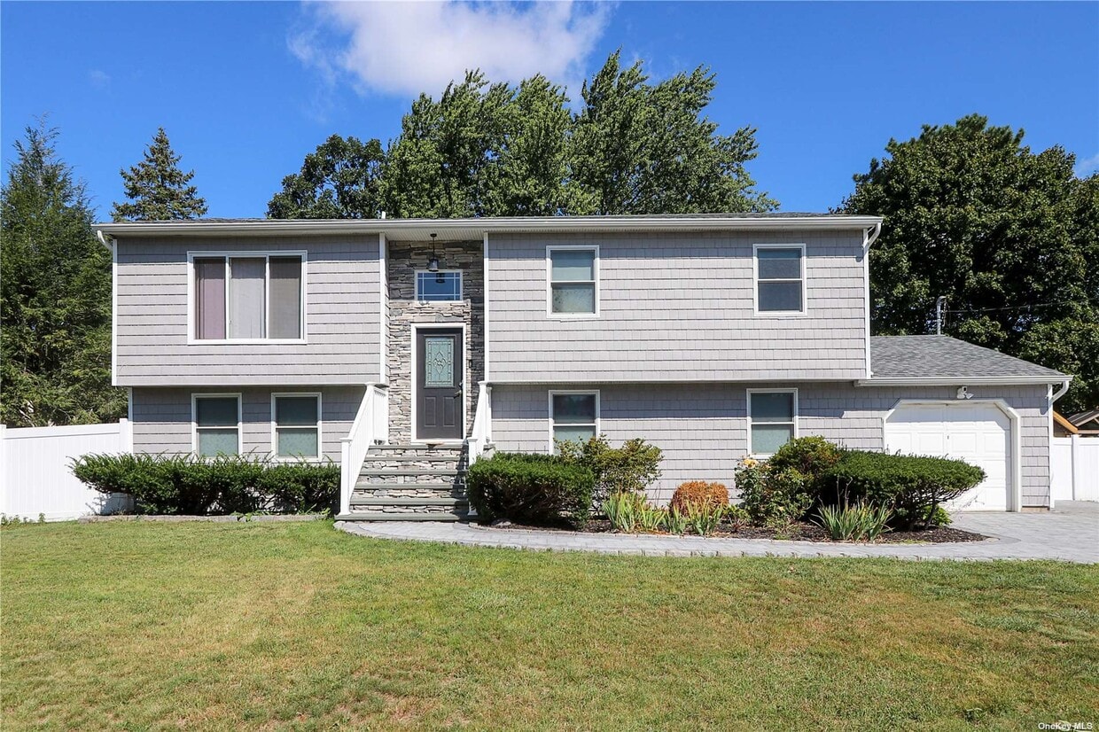 335 Gillette St, Dix Hills, NY 11746 Apartment for Rent in Dix Hills