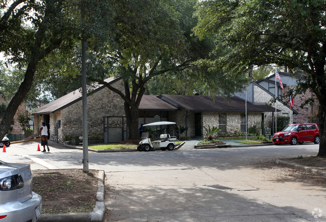 Building Photo - 800 Bellshire Apartments