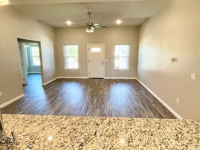 Foto del edificio - Open Floor Plan 3/2 w/Rural Atmosphere