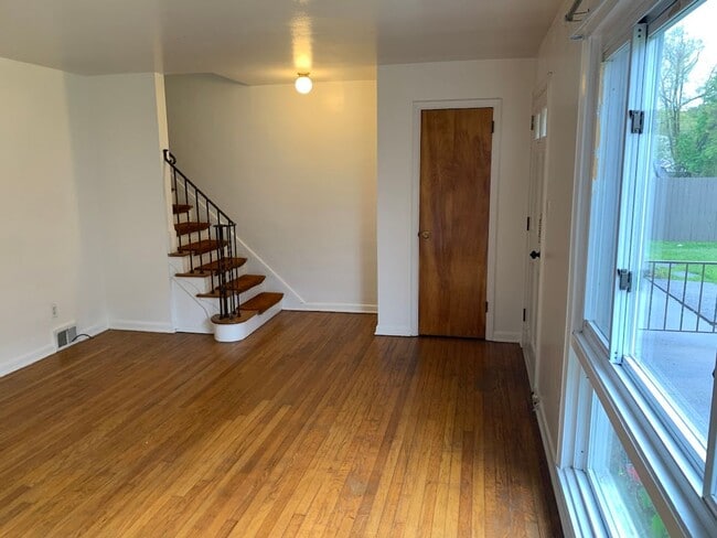 Building Photo - Two story townhouse