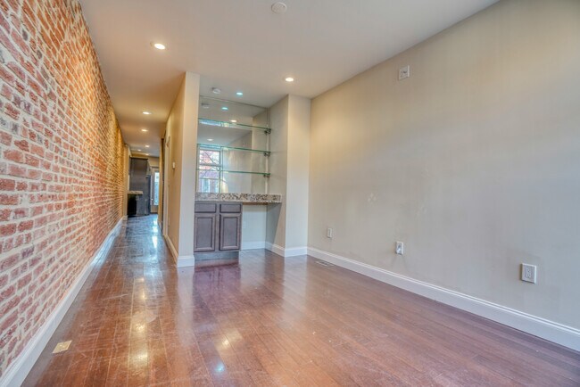 Foto del edificio - 418 N Patterson Park Ave