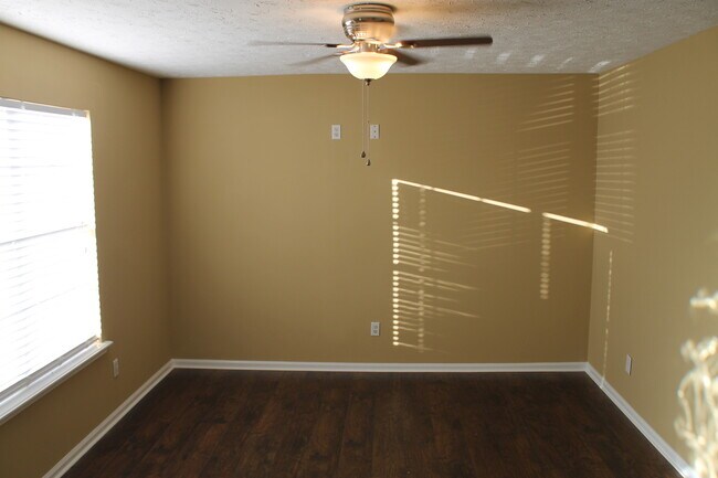 Building Photo - Lovely 3 Bed Room With 2 Baths, Gated Home (Updated pictures coming soon)