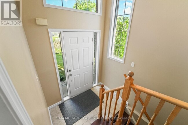Building Photo - 87 Rundle Crescent