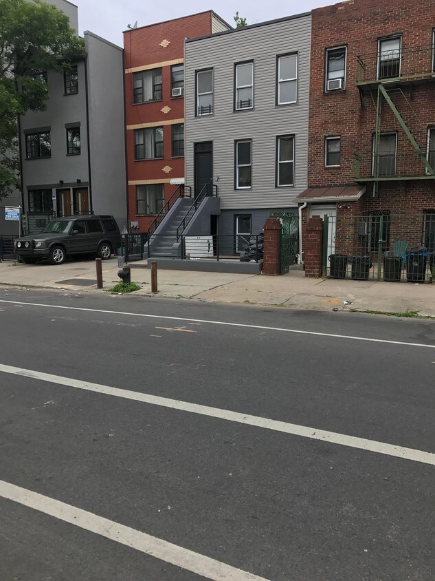 front - 1639 Pacific St