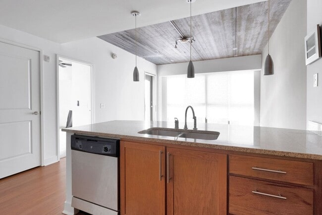 Building Photo - Charming 1BR Condo in Atlanta