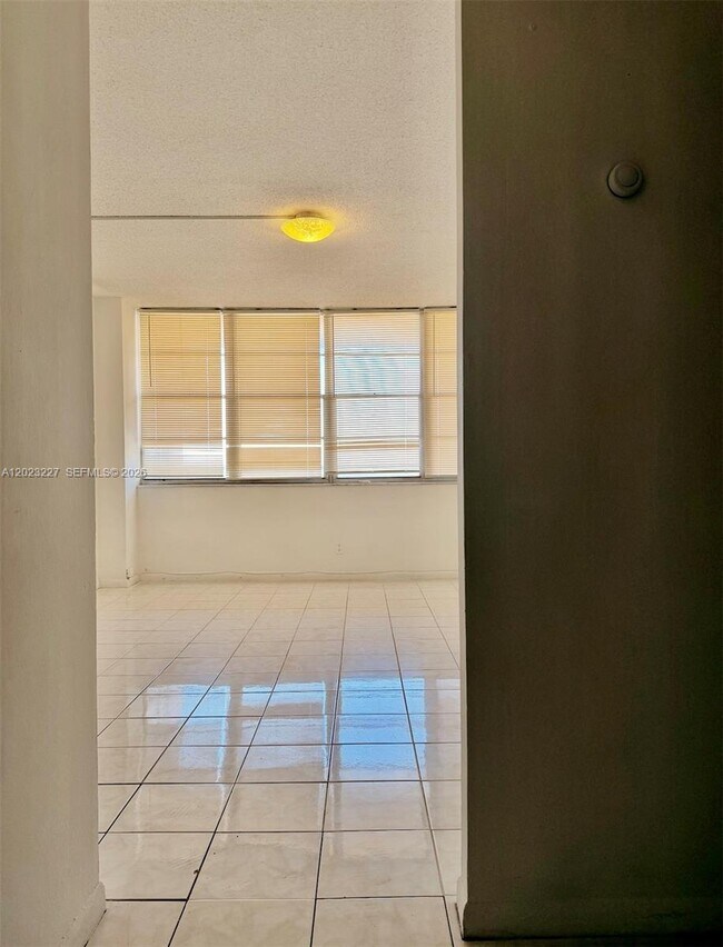 Foto del edificio - 2025 NE 164th St