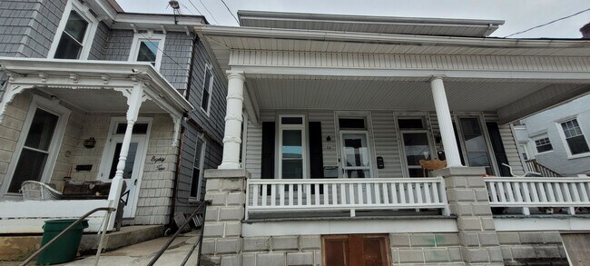 Foto del edificio - 84 E Franklin St