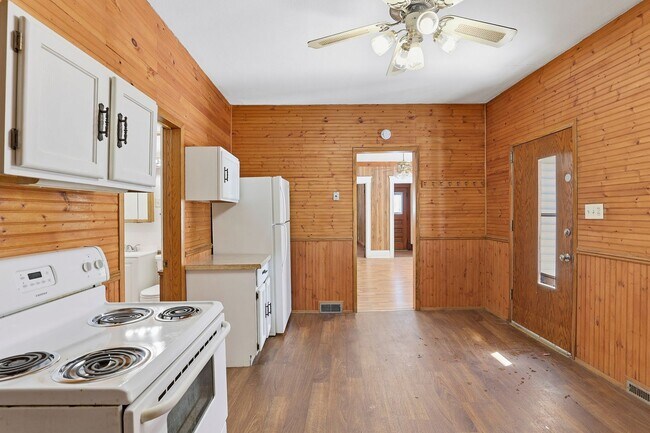 Building Photo - 1028 S 14th St