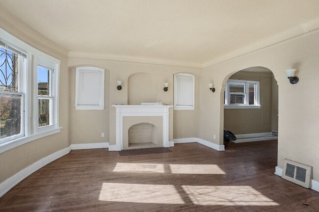 Building Photo - Welcome to this charming 3-bedroom, 1-bath...