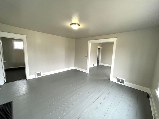 Building Photo - FIVE BEDROOM HOUSE !!. Just a four-minute commute away from PENN STATE BEHREND.