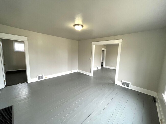 Foto del edificio - FIVE BEDROOM HOUSE !!. Just a four-minute commute away from PENN STATE BEHREND.