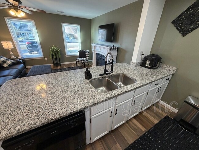 Building Photo - 4220 MacArthur Rd