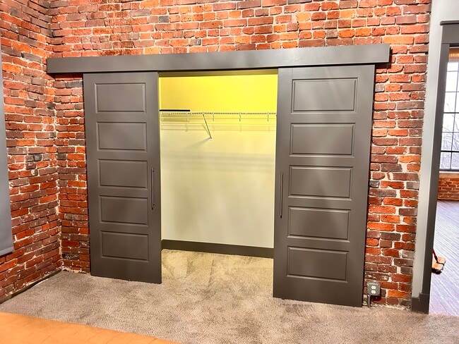 Building Photo - 570 S Front St