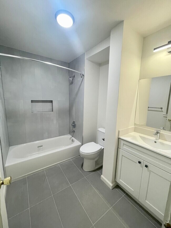 Bathroom - 2021 Judah St