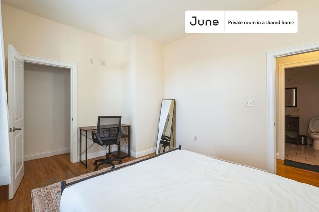 Foto del edificio - Private bedroom in 3 bed/1 bath Home