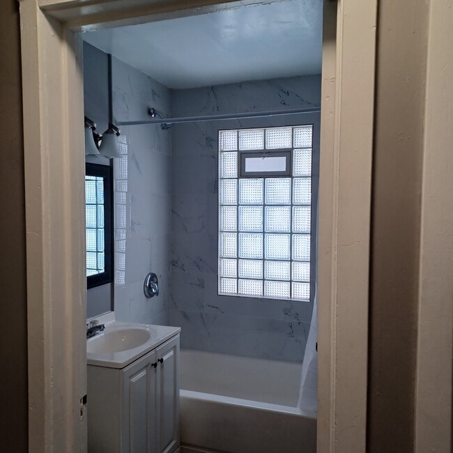 Bathroom - 5112 W Stark St