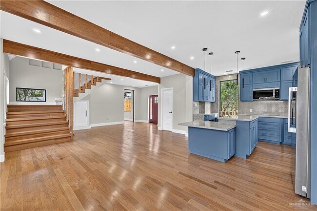 Building Photo - 12303 Lakeview Dr