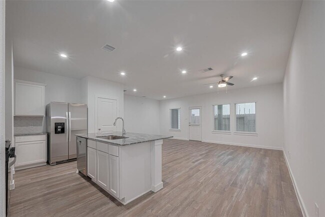 Building Photo - 3017 La Latina Dr