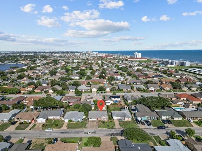 Building Photo - Great 3 Bedroom close to the Beach!