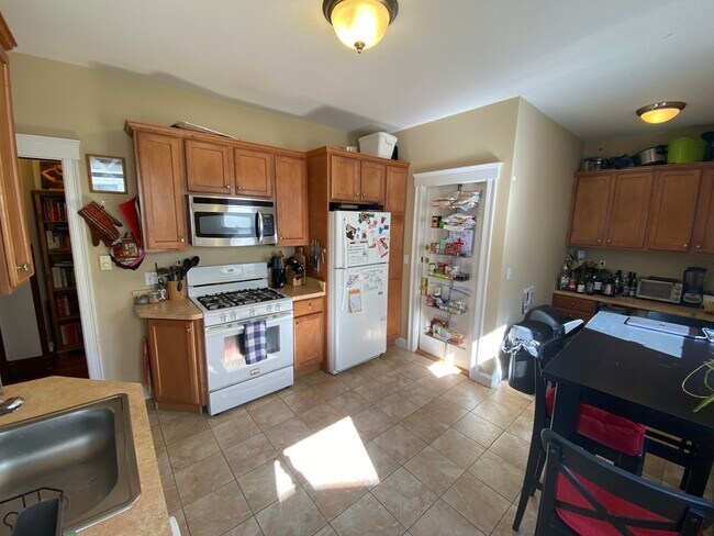 Building Photo - 224 Holland St