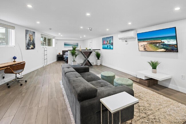 Foto del edificio - Live in one of San Diego’s most desirable locations in This award-winning architectural gem, "7 o...