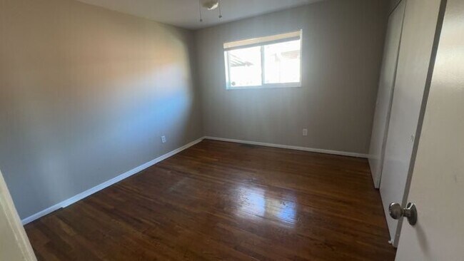 Foto del edificio - Renovated, Spacious, Private Street, Covered Parking, Full Basement