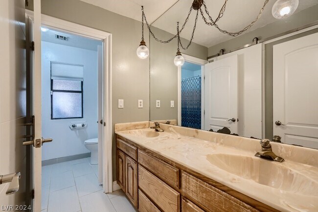 Building Photo - 5945 N El Capitan Way