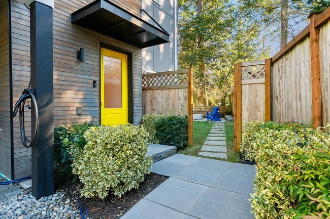 Building Photo - Gorgeous House in a Family-Friendly neighb...