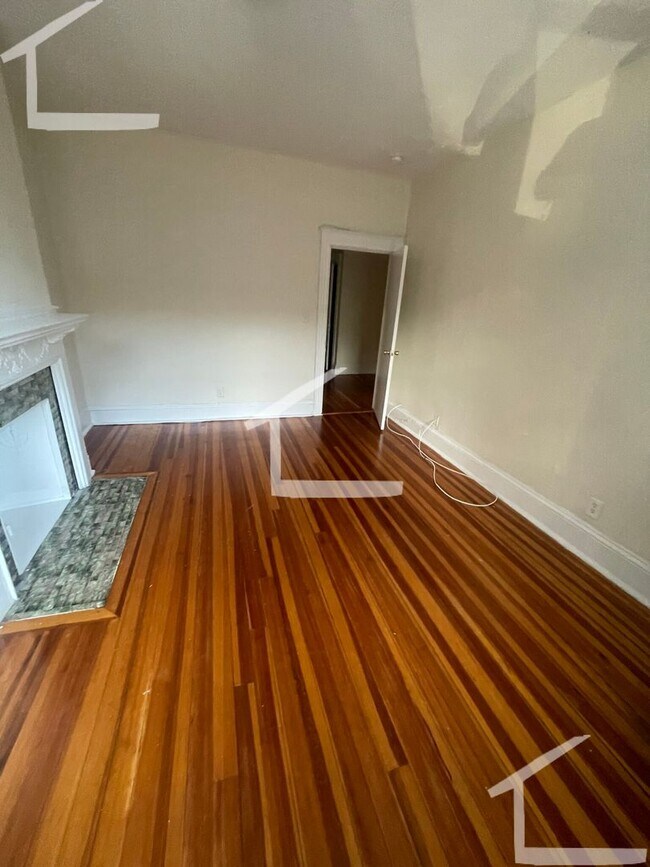 Foto del edificio - Nicely renovated 1 bed split next to the G...