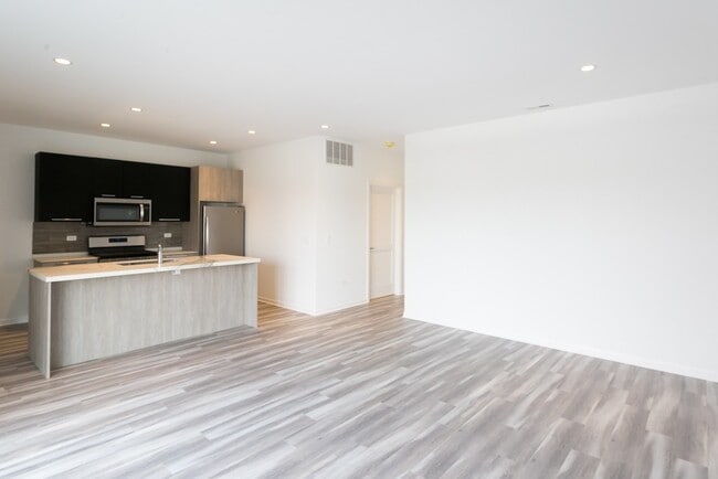 Building Photo - 2535 W Fullerton Ave