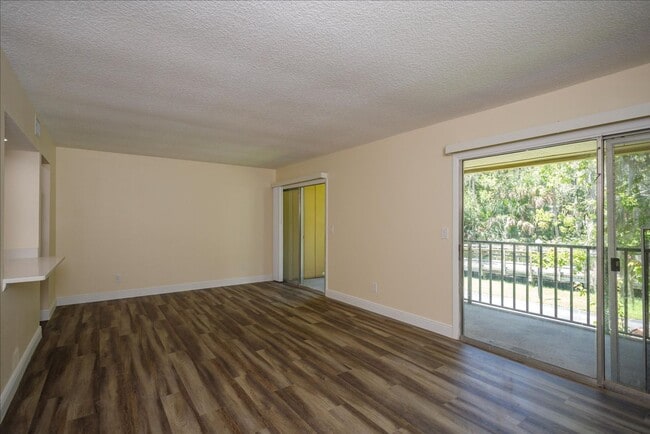Building Photo - Fully Renovated 2BD/2BTH Deltona Condo Nea...