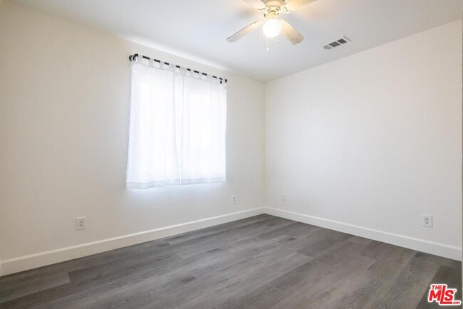 Foto del edificio - 819 W 73rd St