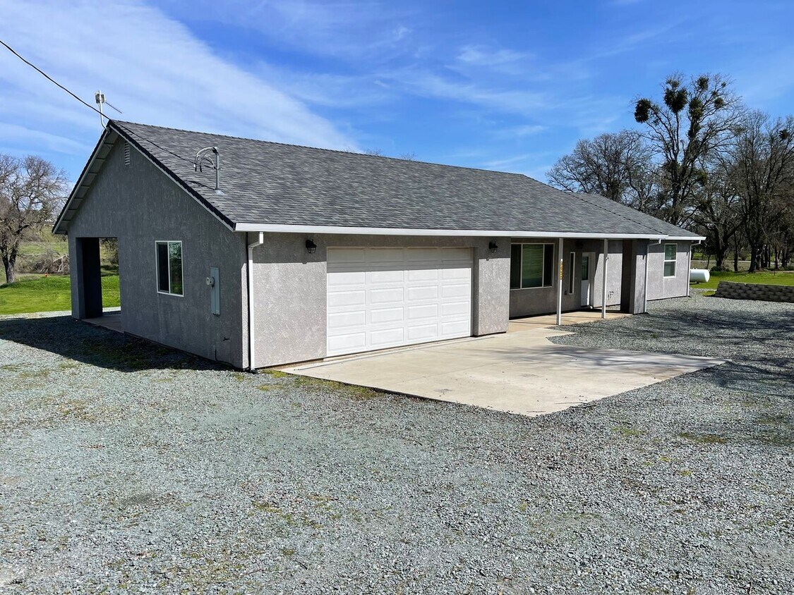Primary Photo - Like new 3br/2ba home on 5 Ac.