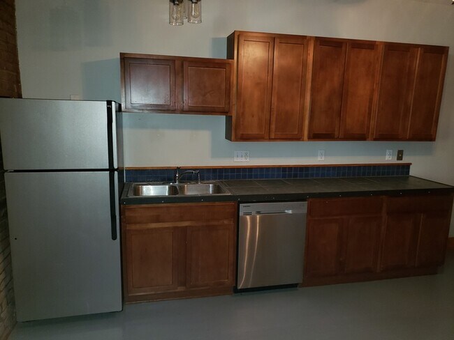 Foto del edificio - Spacious 2-level apartment with 1 bedroom and 2 full baths located in Kansas City, MO.