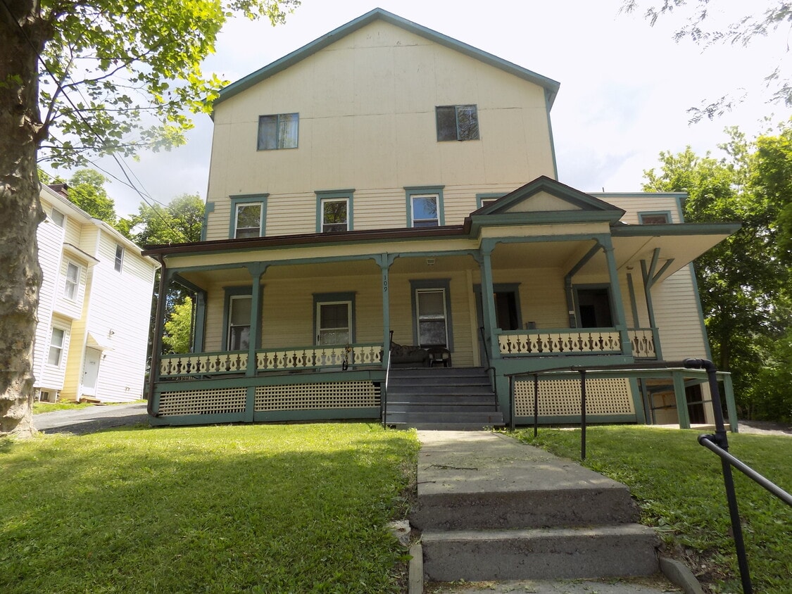 Primary Photo - 109 College Ave