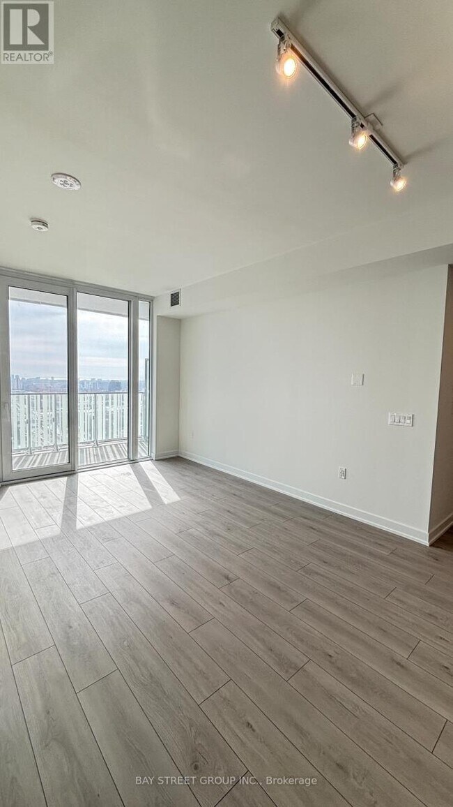 Photo du bâtiment - 1 Fairview Rd E