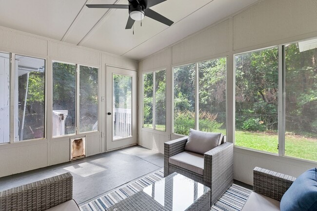 Building Photo - 3 bedroom 2 bath house 1-car garage walk to TMH!! Available in MAY!