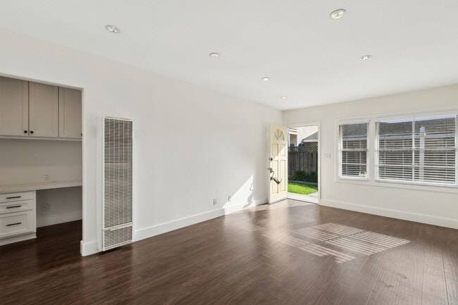 Building Photo - 2000 Clay St