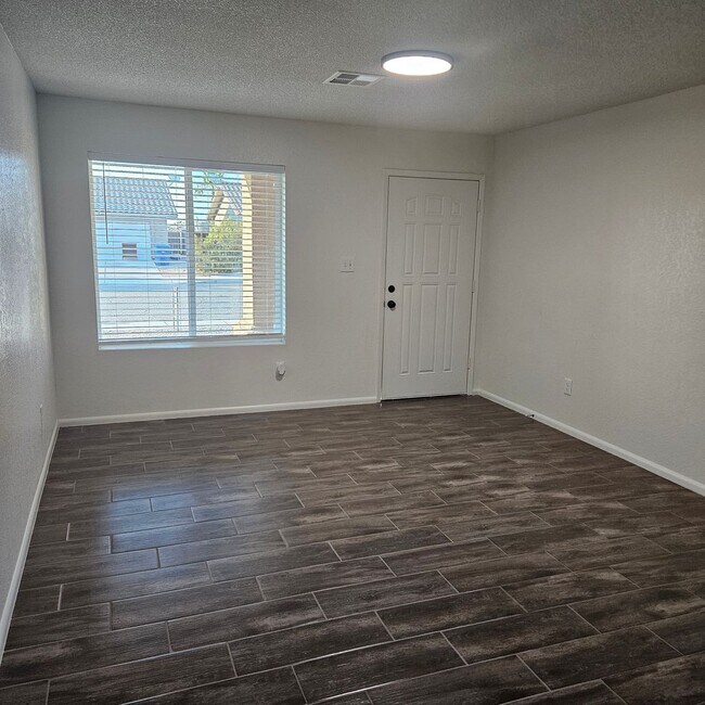 Foto del edificio - Remodeled 4 bedroom for Rent