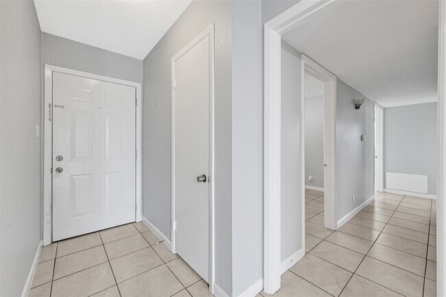 Building Photo - 3806 Kaplan Dr