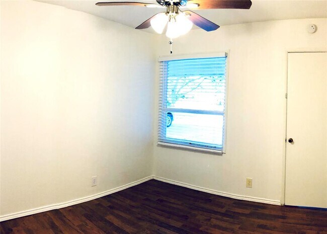 Building Photo - 817 Edgefield Dr