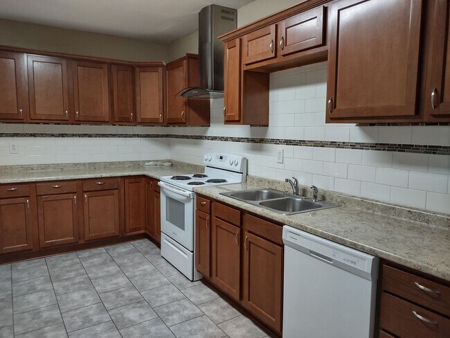 Building Photo - 1417 N 31st St Charming 3 bed 2 bath Townh...