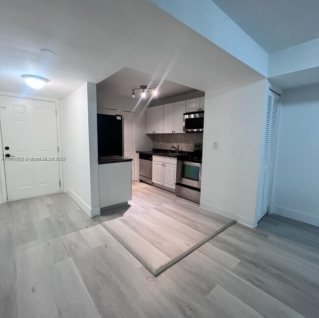 Building Photo - 933 NE 199th St