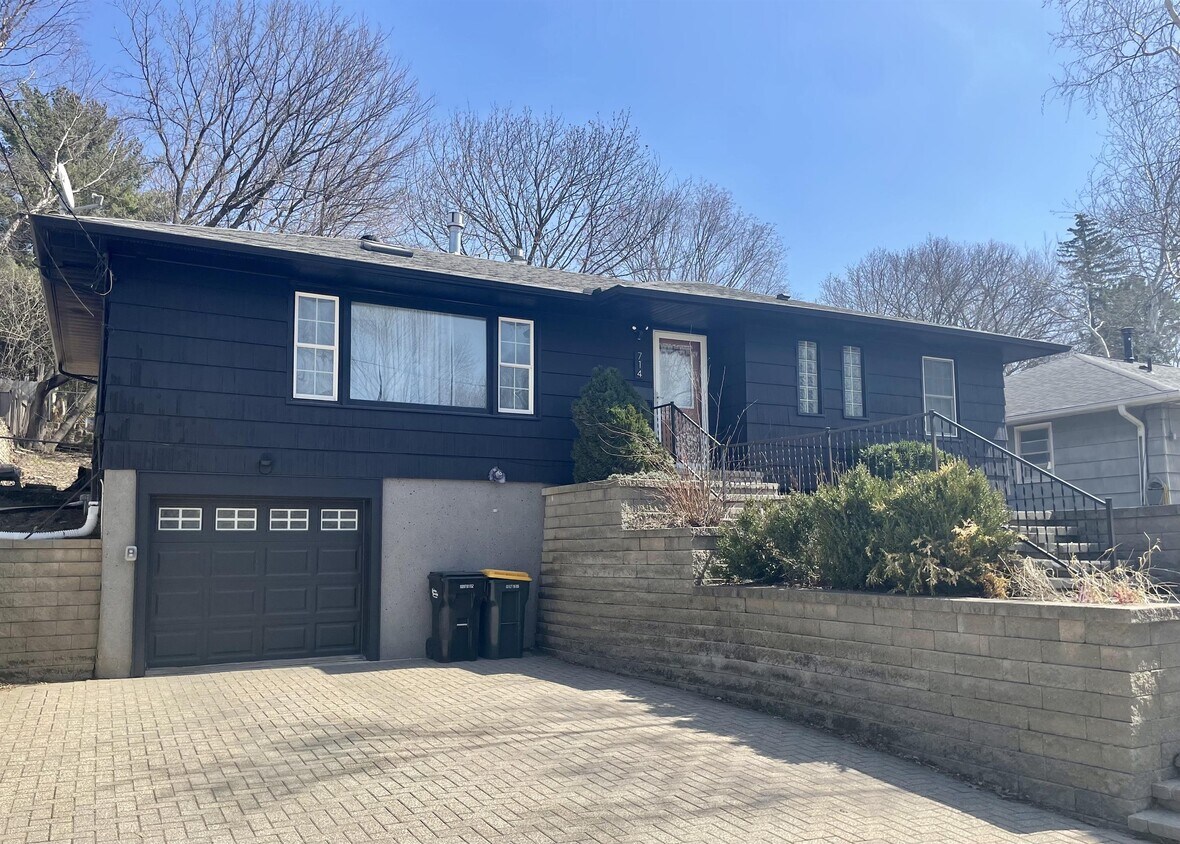 Foto principal - 714 14th Ave SW
