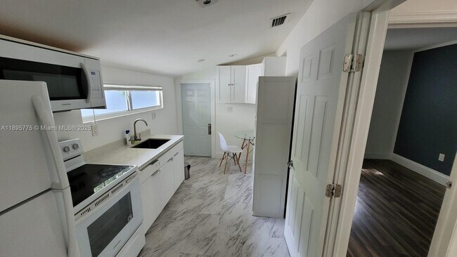 Foto del edificio - 228 NW 35th St