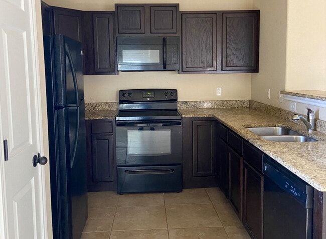 Building Photo - "Spacious 3-Bedroom Condo Oasis with 2.5 B...