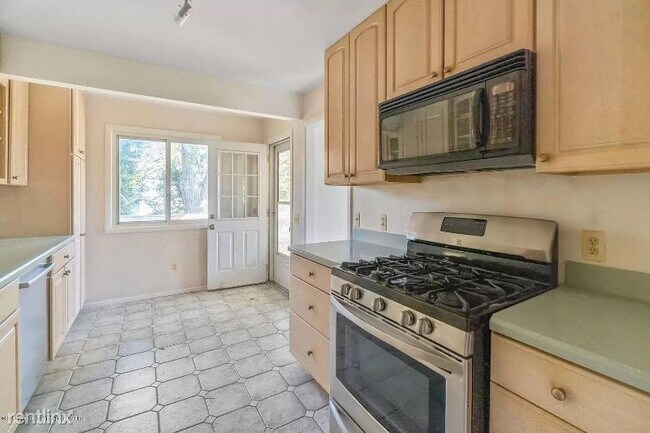 Building Photo - 4 br, 2 bath House - 150 Susan Dr